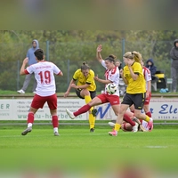 Meike Bohn (Bildmitte in Gelb) erzielt hier das 1:1 für den SV Weinberg (rechts Dana Keßler), am Ende stand es jedoch 4:1 für Hessen Kassel (von links Esma Oezdemir und Arlene Rühmer). (Foto: Martin Rügner)