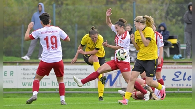 Meike Bohn (Bildmitte in Gelb) erzielt hier das 1:1 für den SV Weinberg (rechts Dana Keßler), am Ende stand es jedoch 4:1 für Hessen Kassel (von links Esma Oezdemir und Arlene Rühmer). (Foto: Martin Rügner)