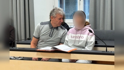 Die 34-Jährige muss sich wegen versuchten Mordes verantworten. (Foto: Aleksandra Bakmaz/dpa)