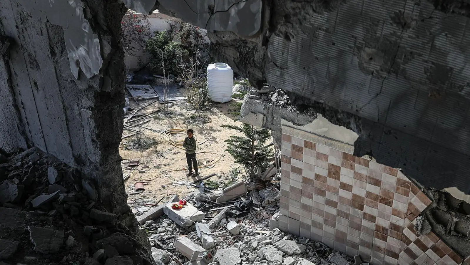 Palästinenser inspizieren die Trümmer eines zerstörten Hauses nach einem israelischen Luftangriff. Immer wieder wird eine Waffenruhe im Gazastreifen gefordert. (Foto: Abed Rahim Khatib/dpa)