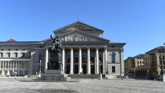 Die Aussenansicht der Bayerischen Staatsoper in München. (Foto: Felix Hörhager/dpa/Archiv)