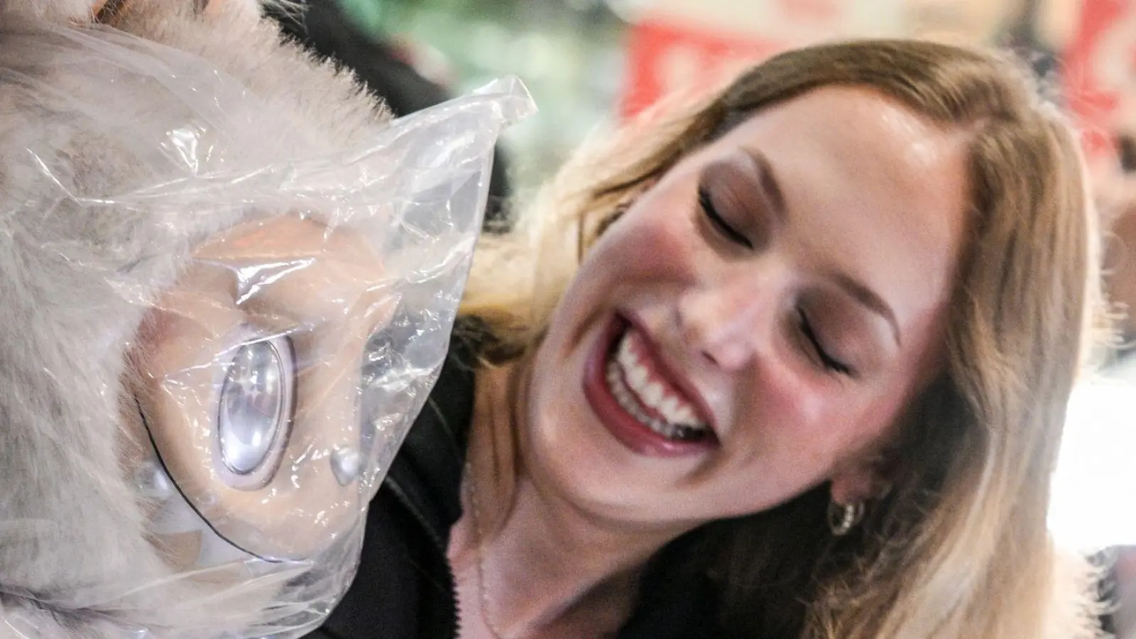 Cynthia Schlater stand laut eigenen Angaben 14 Stunden lang in der Warteschlange. (Foto: Jens Kalaene/dpa)