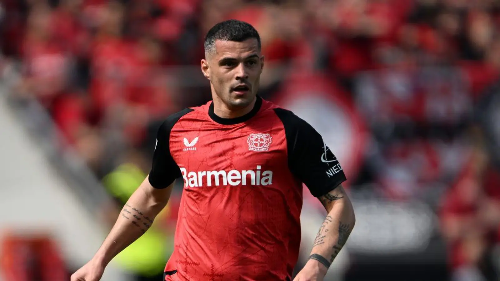 Er soll auf der Liste von AC Mailand stehen: Bayer Leverkusens Granit Xhaka. (Foto: Federico Gambarini/dpa)