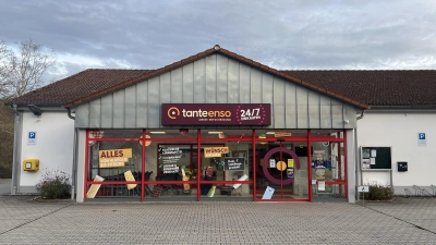 Dem Landratsamt reichen die Jugendschutz-Vorkehrungen im für Karteninhaberinnen und -Inhaber rund um die Uhr zugänglichen Tante-Enso-Markt nicht aus. Die Sorge ist, dass Minderjährige an alkoholhaltige Getränke gelangen könnten. (Foto: Yvonne Neckermann)