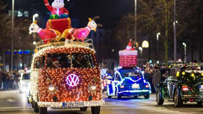 Siebte Twinkle Light Cruise: weihnachtlich geschmückte Fahrzeuge rollen durch Hannover (Foto: Moritz Frankenberg/dpa)