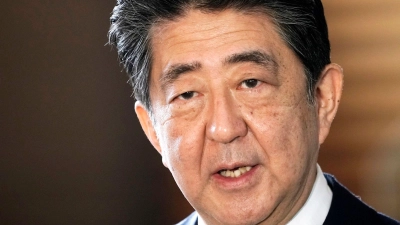 Der damalige japanische Premierminister Shinzo Abe 2020 in Tokio. (Foto: Eugene Hoshiko/AP/dpa)