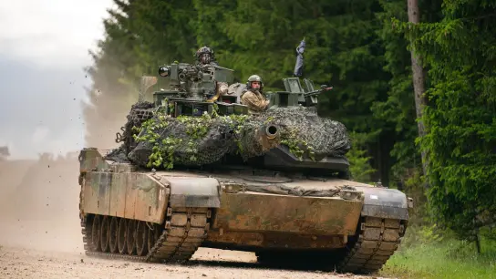 Der US-Kampfpanzer gleicht dem Leopard 2 in weiten Teilen. Den M1 Abrams gibt es seit 1980 in mittlerweile drei Hauptvarianten. (Foto: Nicolas Armer/dpa)