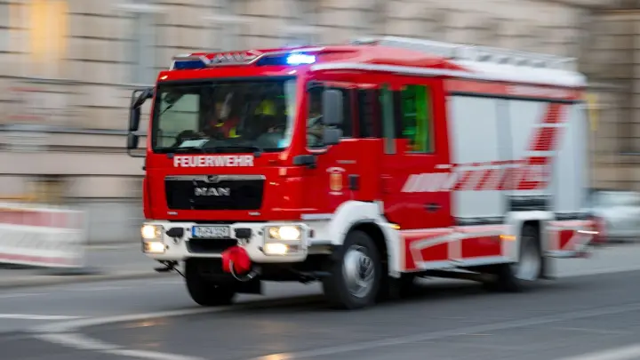 Ein Feuerwehrfahrzeug ist mit Blaulicht auf Einsatzfahrt. (Foto: Monika Skolimowska/dpa-Zentralbild/ZB/Symbolbild)