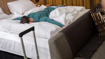 Im Urlaub angekommen fühlen Sie sich erst mal erschöpft und kränkeln? Das Phänomen ist als Leisure Sickness bekannt und laut Umfragen weit verbreitet.  (Foto: Christin Klose/dpa-tmn)