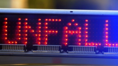 Bei einem Unfall am Freitagabend auf der A6 bei Lichtenau in Richtung Nürnberg wurde eine Person eingeklemmt. (Symbolbild: Stefan Puchner/dpa)