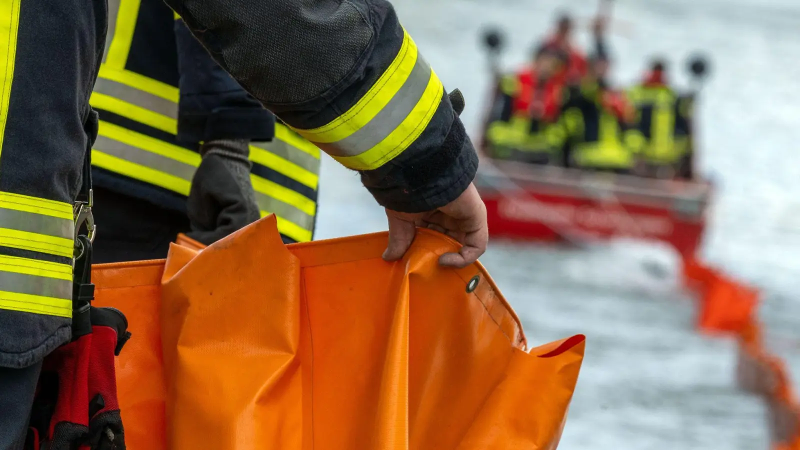 Die Ölsperre soll die Verschmutzung begrenzen. (Symbolbild) (Foto: Pia Bayer/dpa)