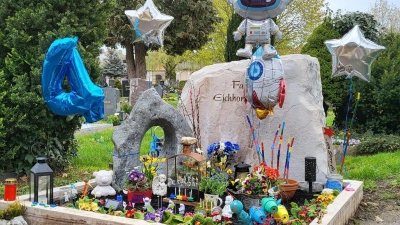 Bunt geschmückt ist das Grab des Jungen das ganze Jahr. Anlässlich seines vierten Geburtstages brachte die Familie zusätzlich Luftballons an. (Foto: Carolin Körner)