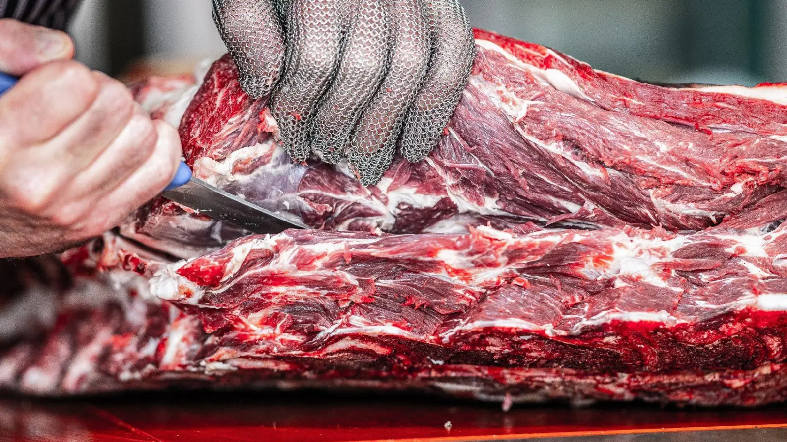 In Neustadt/Aisch entwendeten Diebe einen Sattelauflieger, der mit Schlachtabfällen gefüllt war. (Symbolbild: Guido Kirchner/dpa)