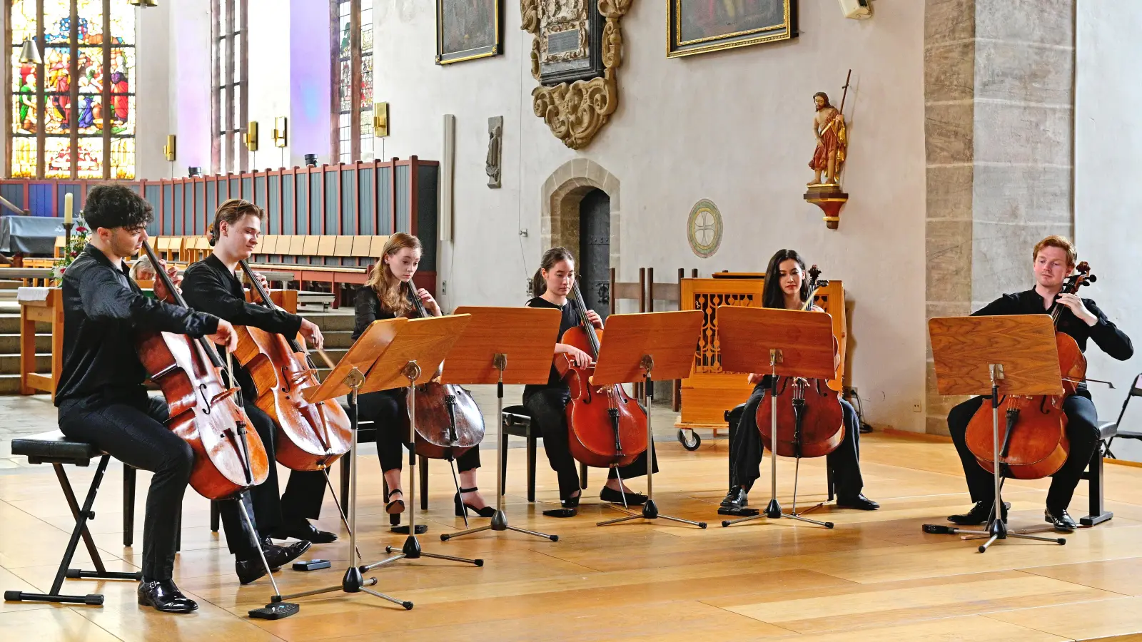 Cello mal sechs (von links): Petar Pejčić, Arne Zeller, Luka Coetzee, Clara Yuna Friedensburg, LiLa und Benjamin Kruithof. (Foto: Jim Albright)