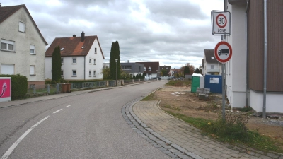 Durch die Neugestaltung eines Grundstücks und die Entfernung der Hecke kann auf der westlichen Seite der Straße „Am Schlegelbach“ ein Gehweg durchgehend gebaut werden.  (Foto: Peter Tippl)