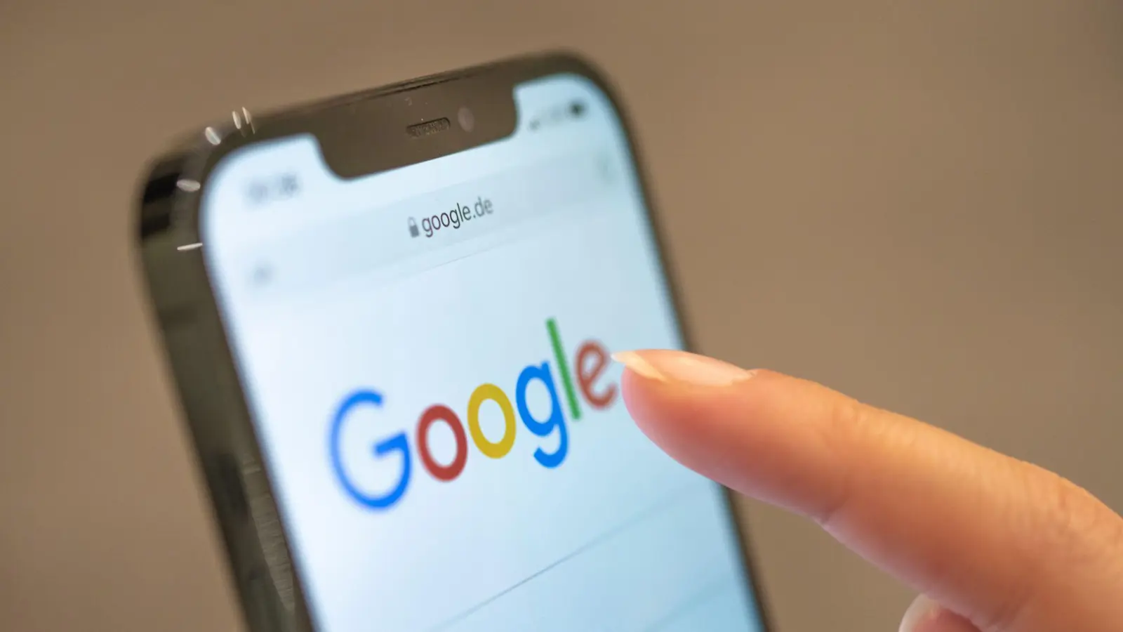 Hunderte Suchergebnisse zu den privaten Aufnahmen hat Google bereits gelöscht. (Symbolbild) (Foto: Mohssen Assanimoghaddam/dpa)