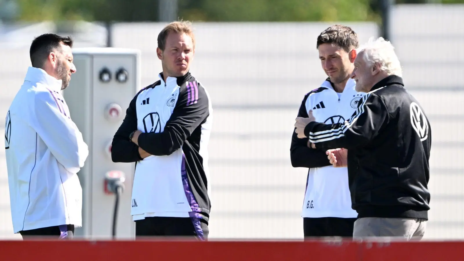 Sportdirektor Rudi Völler (r.) spricht mit Bundestrainer Julian Nagelsmann (2.v.l.) vor dem Training.  (Foto: Federico Gambarini/dpa)