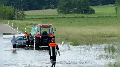 Eine Autofahrerin blieb bei Thann in einem überfluteten Bereich stecken. (Foto: privat)