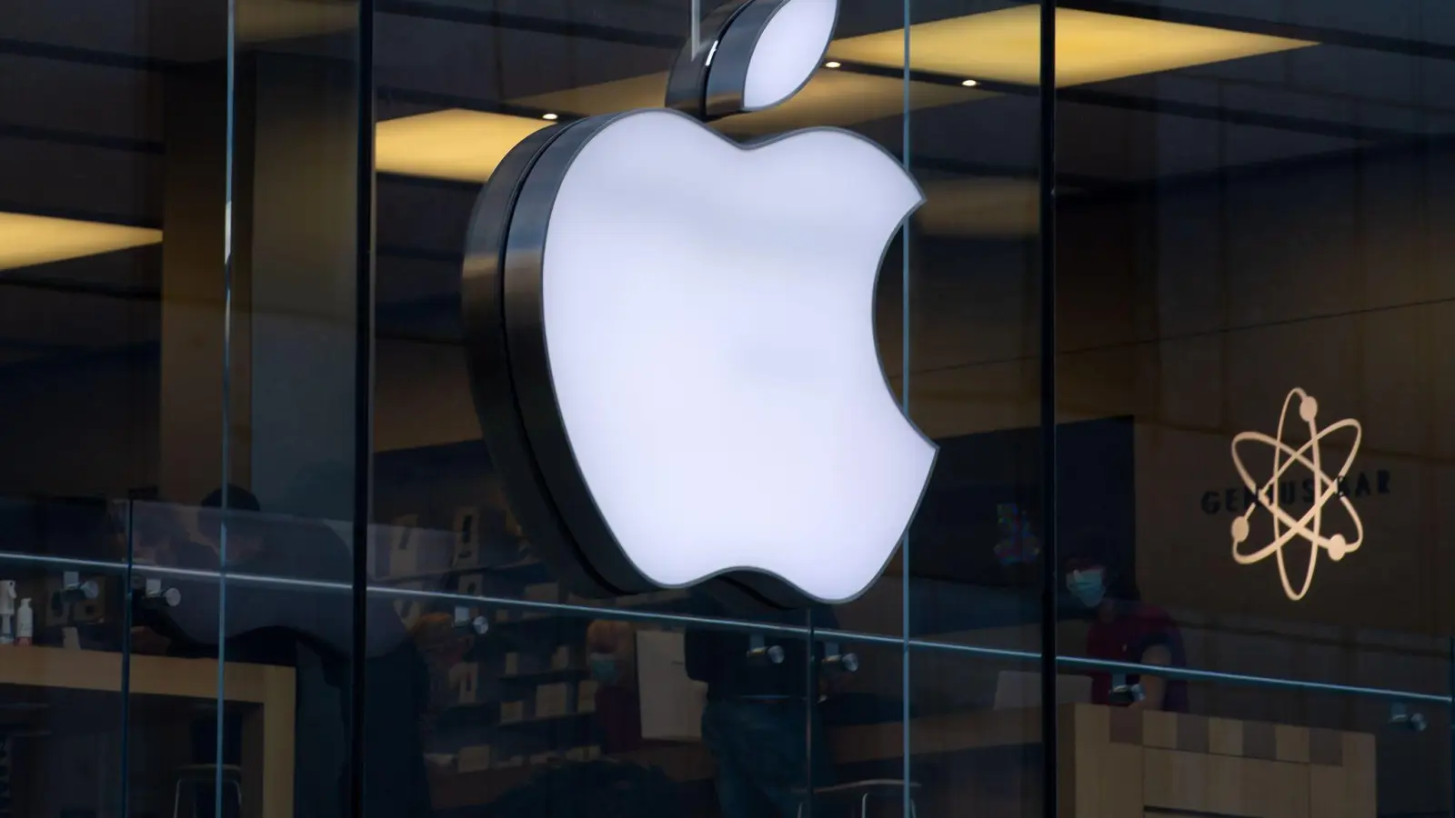 Das Logo von Apple: Das Technologieunternehmen will mit dem Chipkonzern Broadcom zusammenarbeiten. (Foto: Sven Hoppe/dpa)