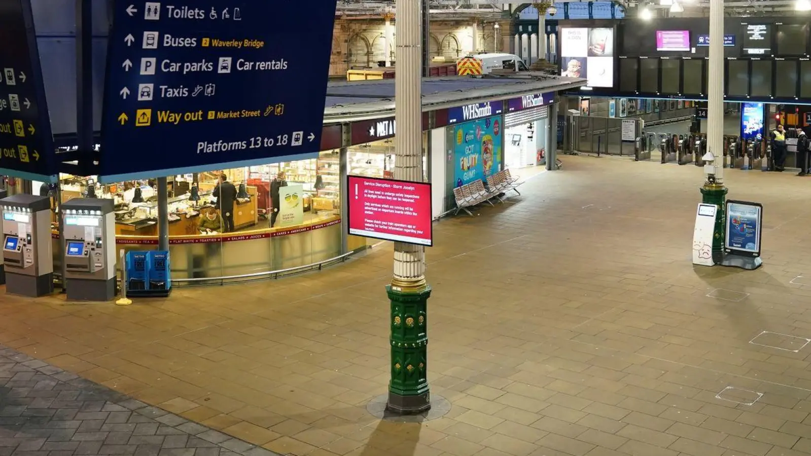 Eine leere Bahnhofshalle im Bahnhof Edinburgh Waverley. Sturm „Jocelyn“ hat in Großbritannien für neue Verkehrsbehinderungen gesorgt und weitere Schäden verursacht. (Foto: Jane Barlow/PA Wire/dpa)