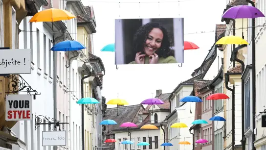 Das erste Bild mit einem lachenden Gesicht auf der Vorder- und Rückseite ziert bereits die Neustadt. Im Sommer sollen in der Altstadt 80 solcher Fotos hängen. (Foto: Jim Albright)