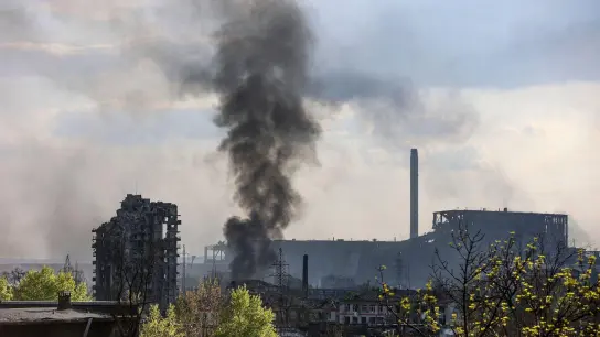 Rauch steigt aus dem Stahlwerk Asovstal auf. (Foto: Alexei Alexandrov/AP/dpa)