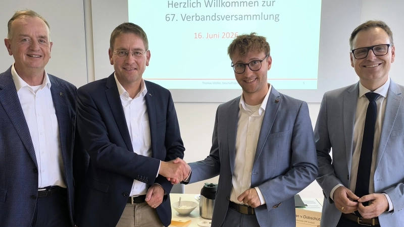 Oberbürgermeister Thomas Deffner (links) und der Neustädter Landrat Dr. Christian von Dobschütz (rechts) verabschiedeten gemeinsam mit dem neuen Vorsitzenden des Rettungsdienst-Zweckverbands Marco Meier (Zweiter von rechts) dessen Vorgänger Dr. Jürgen Ludwig.  (Foto: Thomas Schaller)
