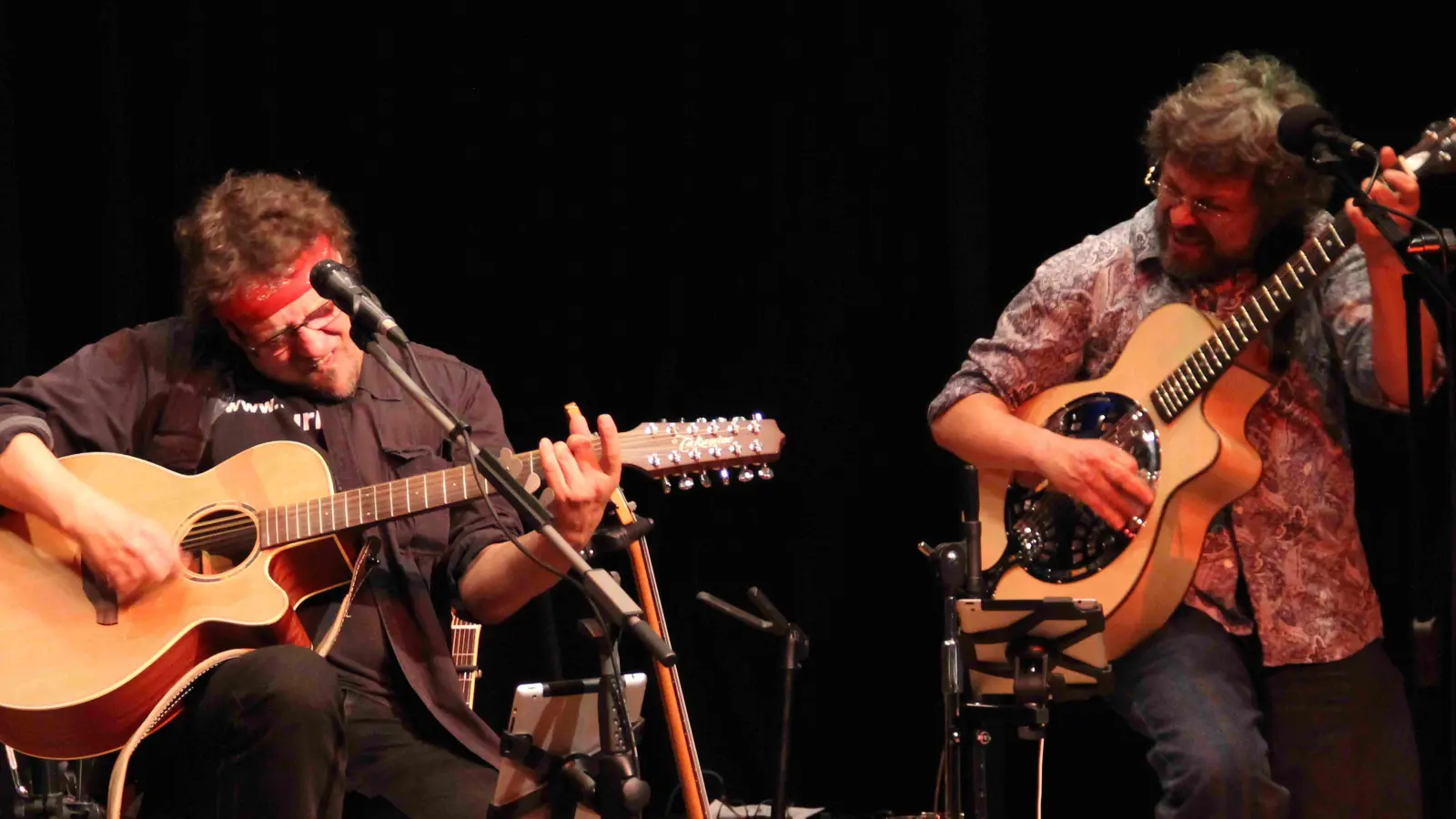 Kurt „Nurkurt“ Sawalies (links) und Kenny „Majiken“ Legendre bestreiten als Gitarren-Duo Tillerman&#39;s Cat den Programmauftakt im Jubiläumsjahr der Kulturtankstelle. (Foto: Margarete Schneider)