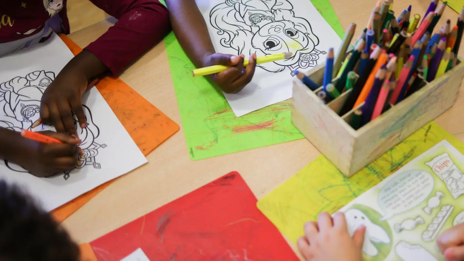 Kreative Aktivitäten für Kinder finden laut einer Umfrage fast alle Deutschen wichtig - gerade digitale Medien sehen viele aber als Hindernis. (Symbolbild) (Foto: Christian Charisius/dpa)