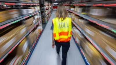 Neue Zollgebühren ab Juli 2026: Für Waren unter 150 Euro aus dem Nicht-EU-Ausland wird ab sofort eine pauschale Gebühr von drei Euro pro Warenkategorie fällig. (Foto: Hendrik Schmidt/dpa/dpa-tmn)