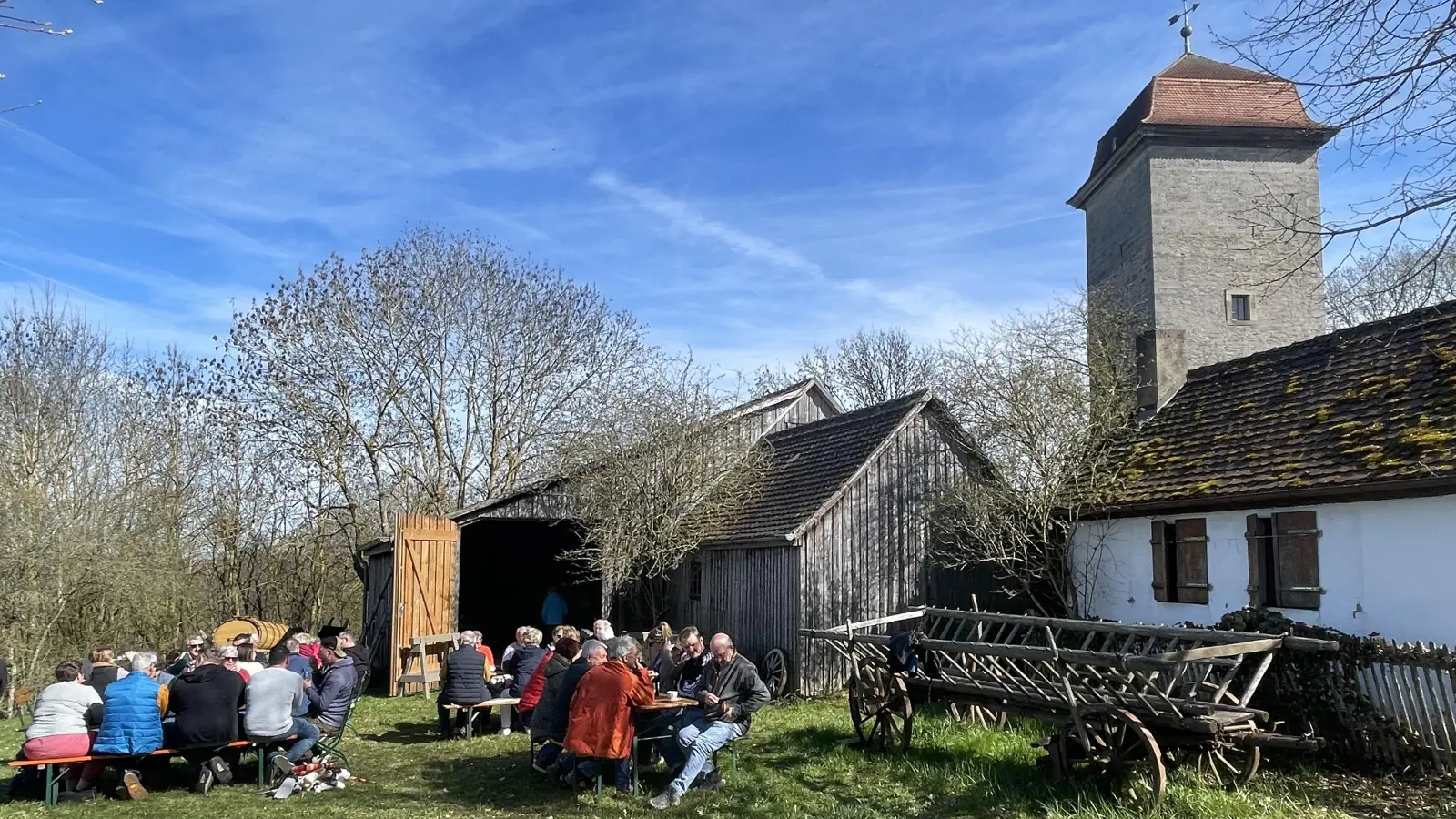 Der Saisonauftakt war begünstigt von schönem Wetter, so dass auch draußen zusammengesessen werden konnte. (Foto: Cedric Sterner)