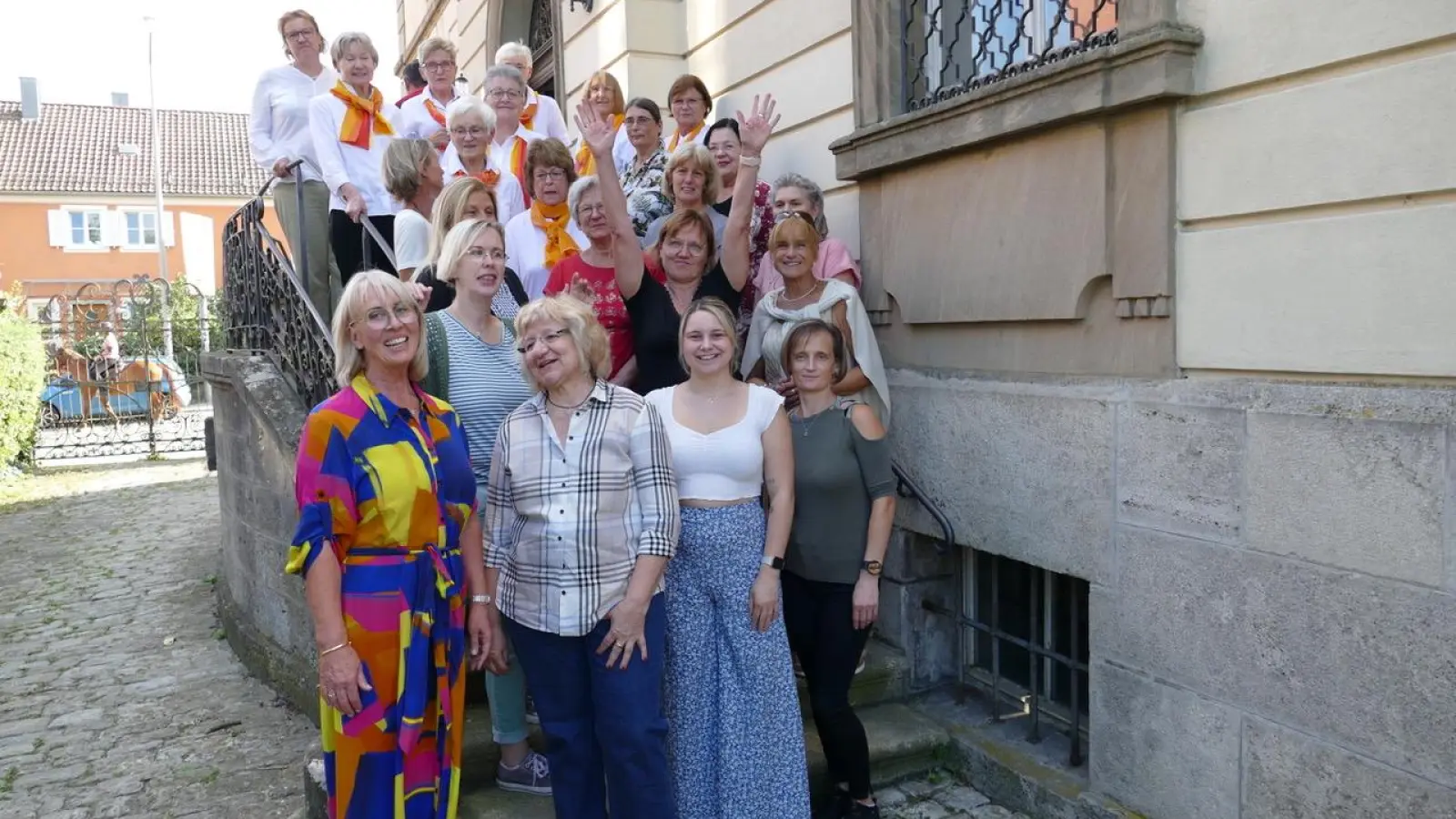 Die künftigen Hospizbegleiterinnen freuten sich über ihr Zusammensein beim Fortbildungskurs, den der Hospizverein Uffenheim unter der Leitung von Petra Tatsch (erste Reihe links) organisiert hat. (Foto: Sylvia Fehlinger)