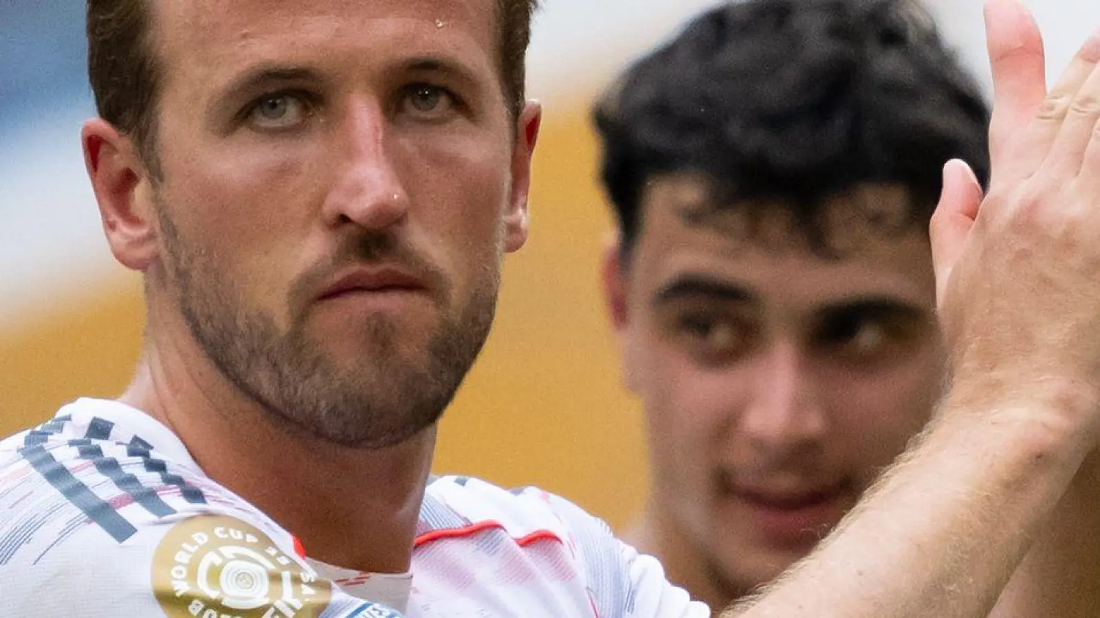 Bayerns Vorarbeiter und Matchwinner Harry Kane applaudiert den Fans. (Foto: Sven Hoppe/dpa)