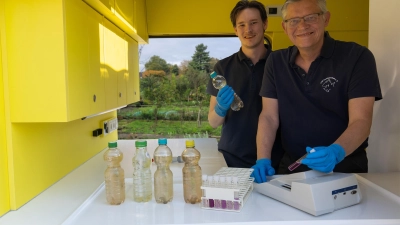 Milan Toups und Matthias Ahlbrecht untersuchen eine Brunnenwasserprobe im Labormobil des VSR-Gewässerchutz. Am Montag, 19. Mai, macht das mobile Labor in Ansbach Station. (Foto: Ruben Wiltsch)