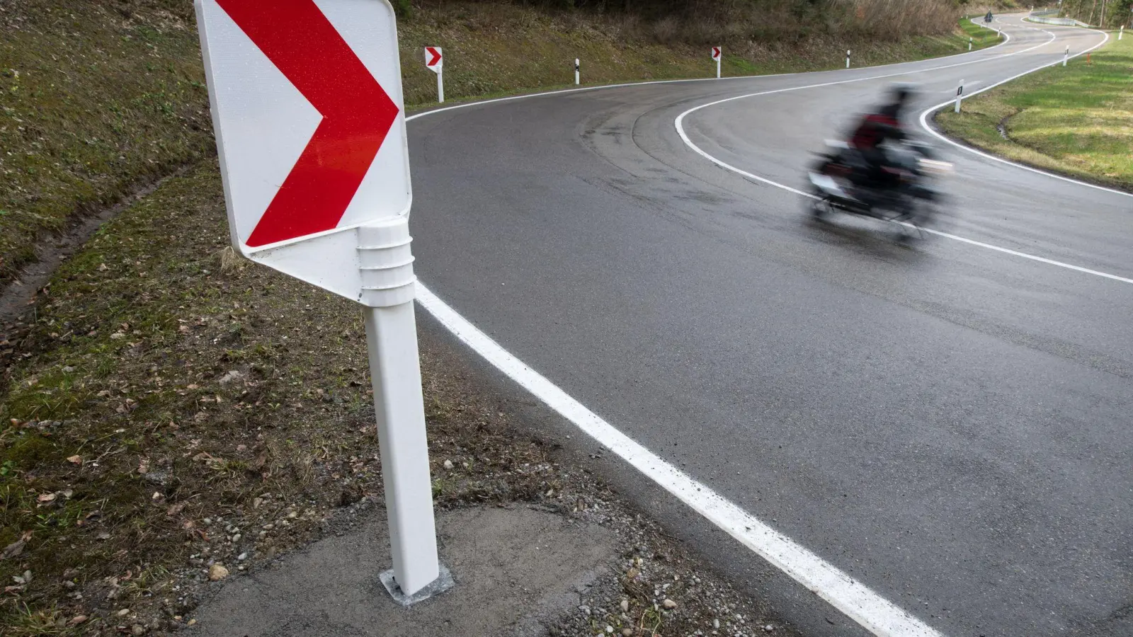 Der Motorradfahrer starb noch an der Unfallstelle. (Symbolbild) (Foto: Marijan Murat/dpa)