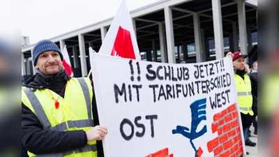 Mitarbeiter der Unternehmenssparte Lufthansa Technik demonstrieren vor der Abflughalle im Terminal 1 des Flughafens BER. (Foto: Carsten Koall/dpa)