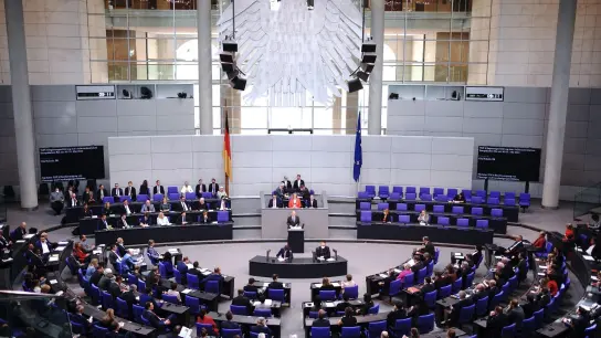 Bundeskanzler Olaf Scholz (SPD) spricht im Bundestag. (Foto: Kay Nietfeld/dpa)