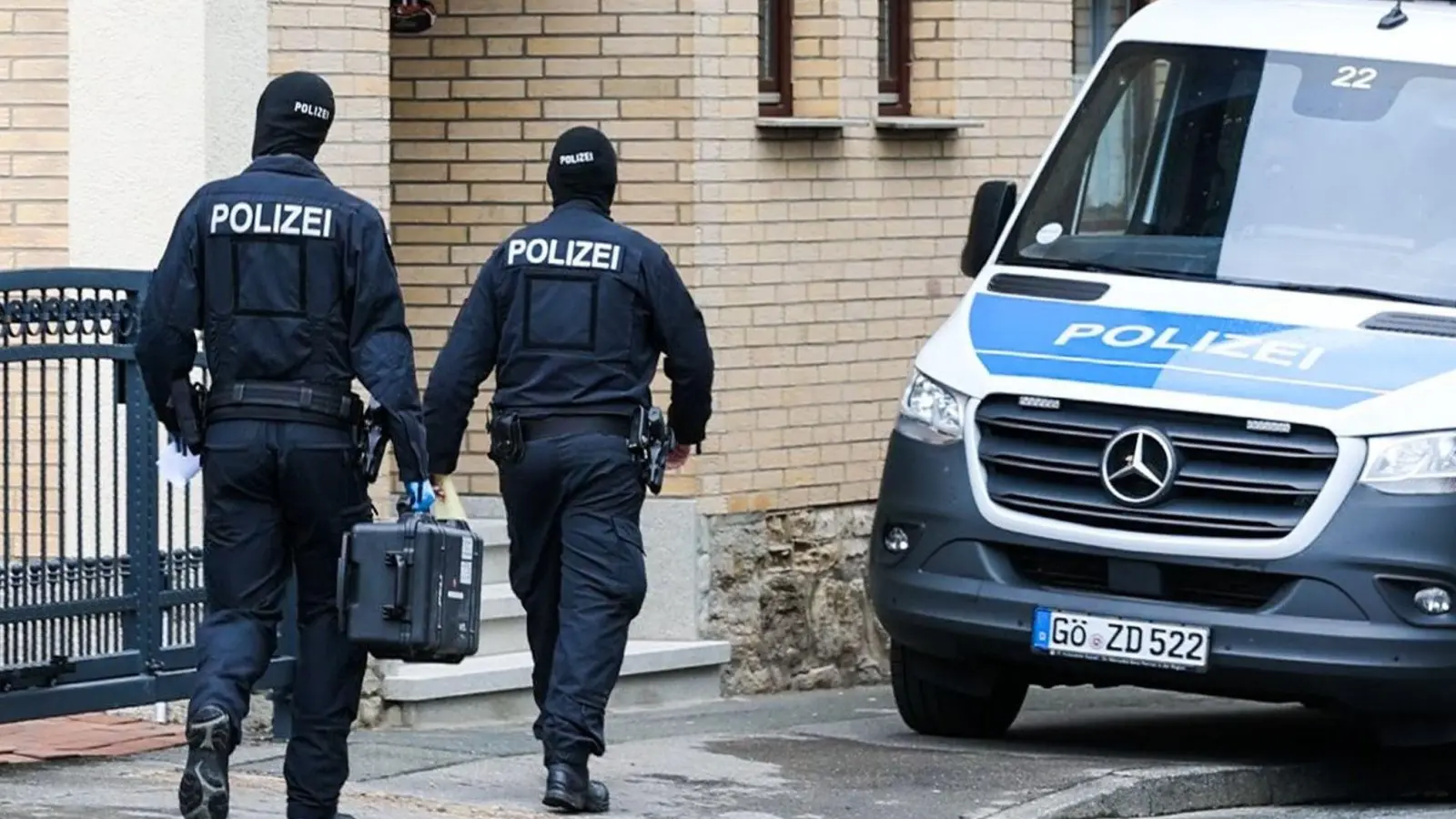 Bei den Durchsuchungen waren Spezialkräfte der Polizei im Einsatz. (Foto: --/dpa)