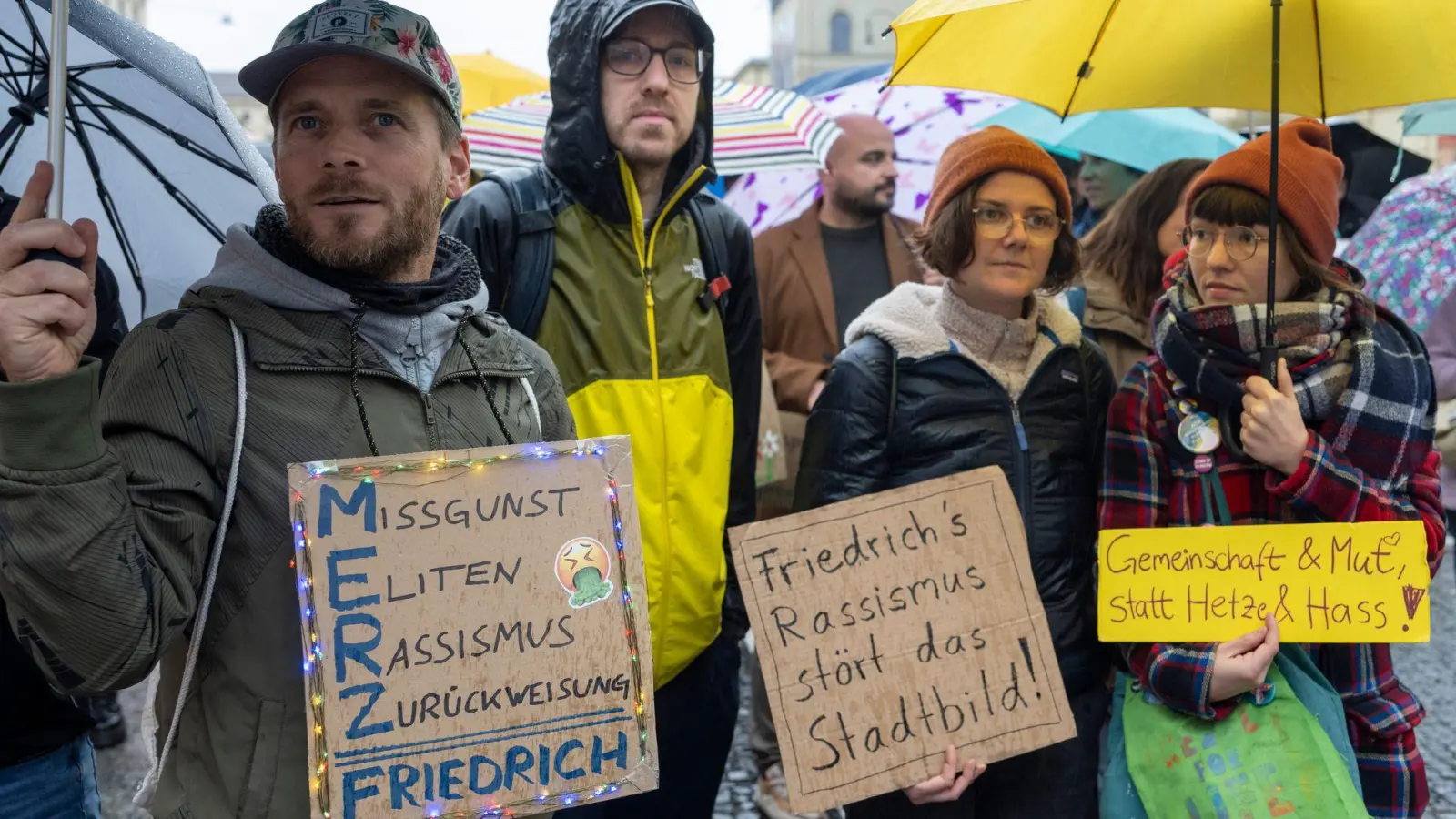 Mit Plakaten demonstrierten laut Polizei etwa 250 Menschen gegen die „Stadtbild“-Aussage von Friedrich Merz.  (Foto: Stefan Puchner/dpa)