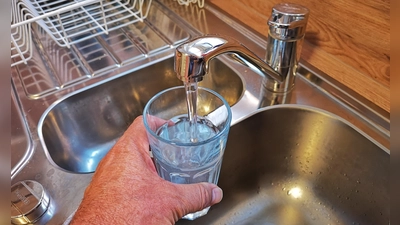 Um die Menschen zuverlässig mit Trinkwasser versorgen zu können, müssen die Kommunen regelmäßig in die Infrastruktur investieren. „Da kann man keine großen Kompromisse machen“, sagt Bürgermeister Christoph Schmoll. (Archivfoto: Jürgen Binder)