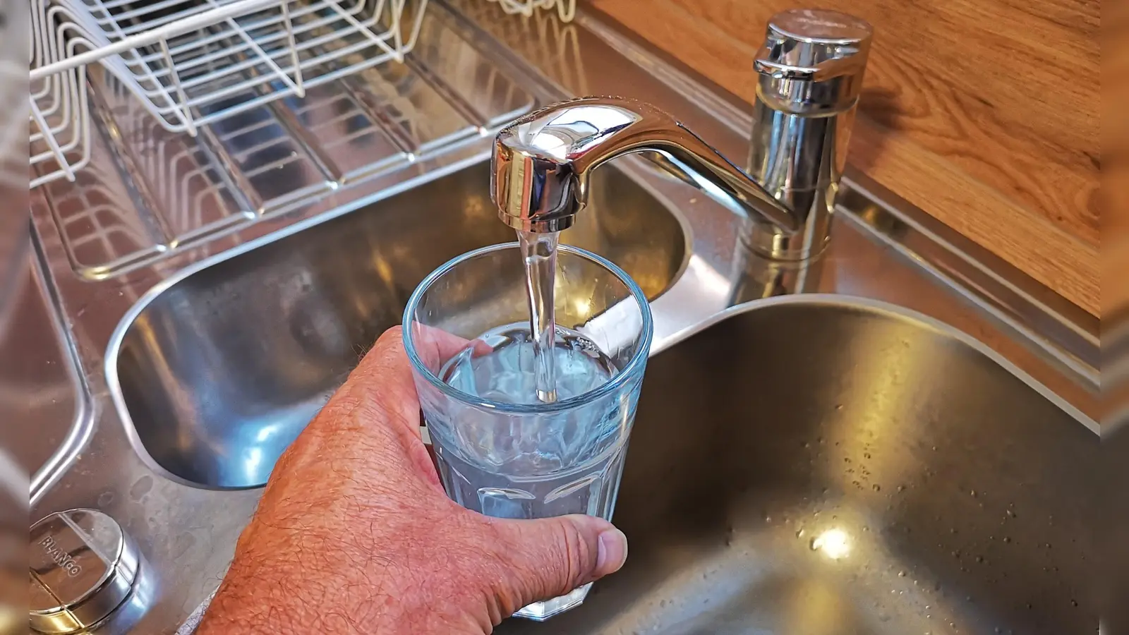 Um die Menschen zuverlässig mit Trinkwasser versorgen zu können, müssen die Kommunen regelmäßig in die Infrastruktur investieren. „Da kann man keine großen Kompromisse machen“, sagt Bürgermeister Christoph Schmoll. (Archivfoto: Jürgen Binder)