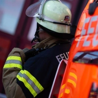 Feuerwehrleute versuchen die Flammen zu löschen (Symbolbild) (Foto: Marijan Murat/dpa)