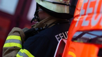 Feuerwehrleute versuchen die Flammen zu löschen (Symbolbild) (Foto: Marijan Murat/dpa)