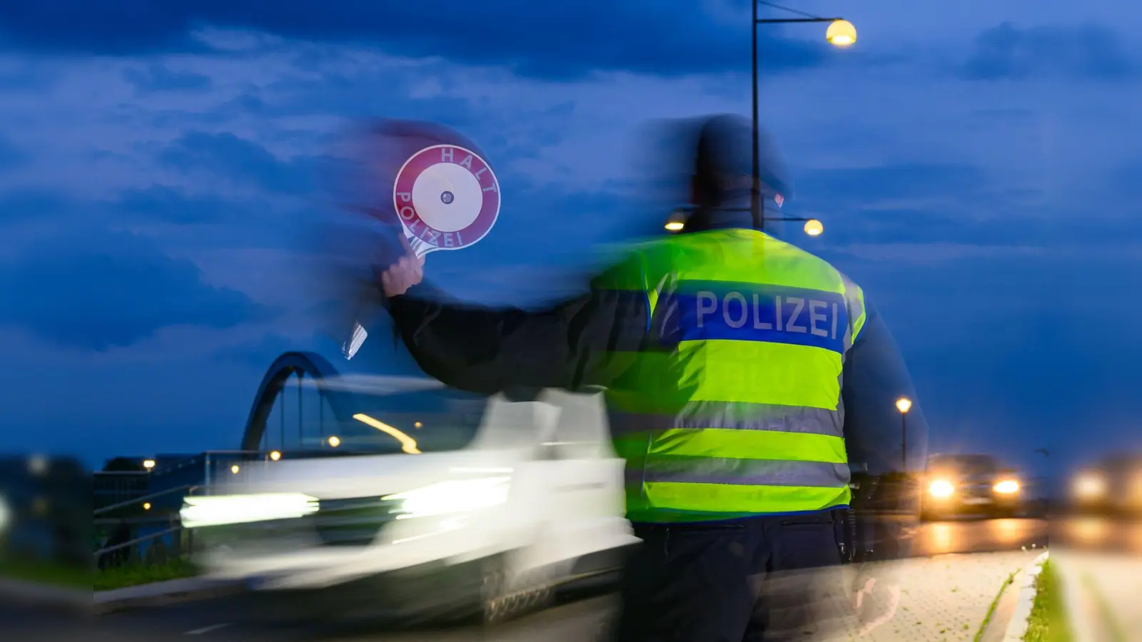 Spraydosen, Atemschutzmasken und weitere Ausrüstung wurden bei einer Kontrolle am Grenzübergang in Simbach am Inn entdeckt. (Symbolbild) (Foto: Patrick Pleul/dpa)