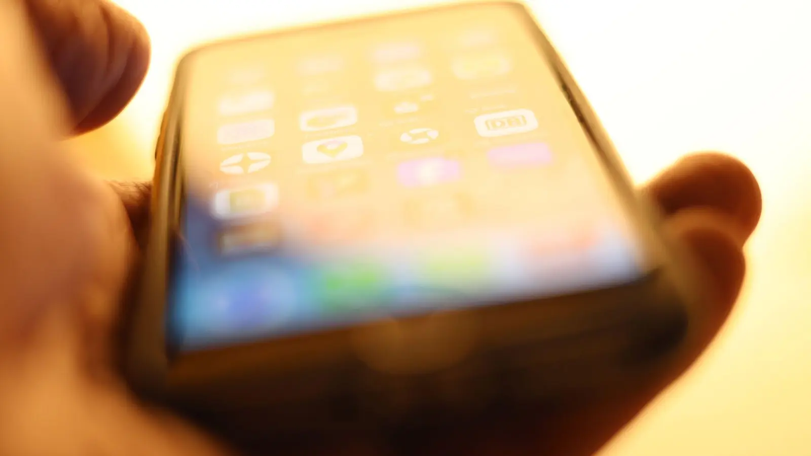 Das Smartphone ist für die meisten Leute der wichtigste Zugang ins Internet. (Foto: Illustration) (Foto: Karl-Josef Hildenbrand/dpa)