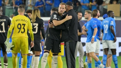 Harry Kane klatscht mit Trainer Kompany ab. (Foto: Peter Kneffel/dpa)