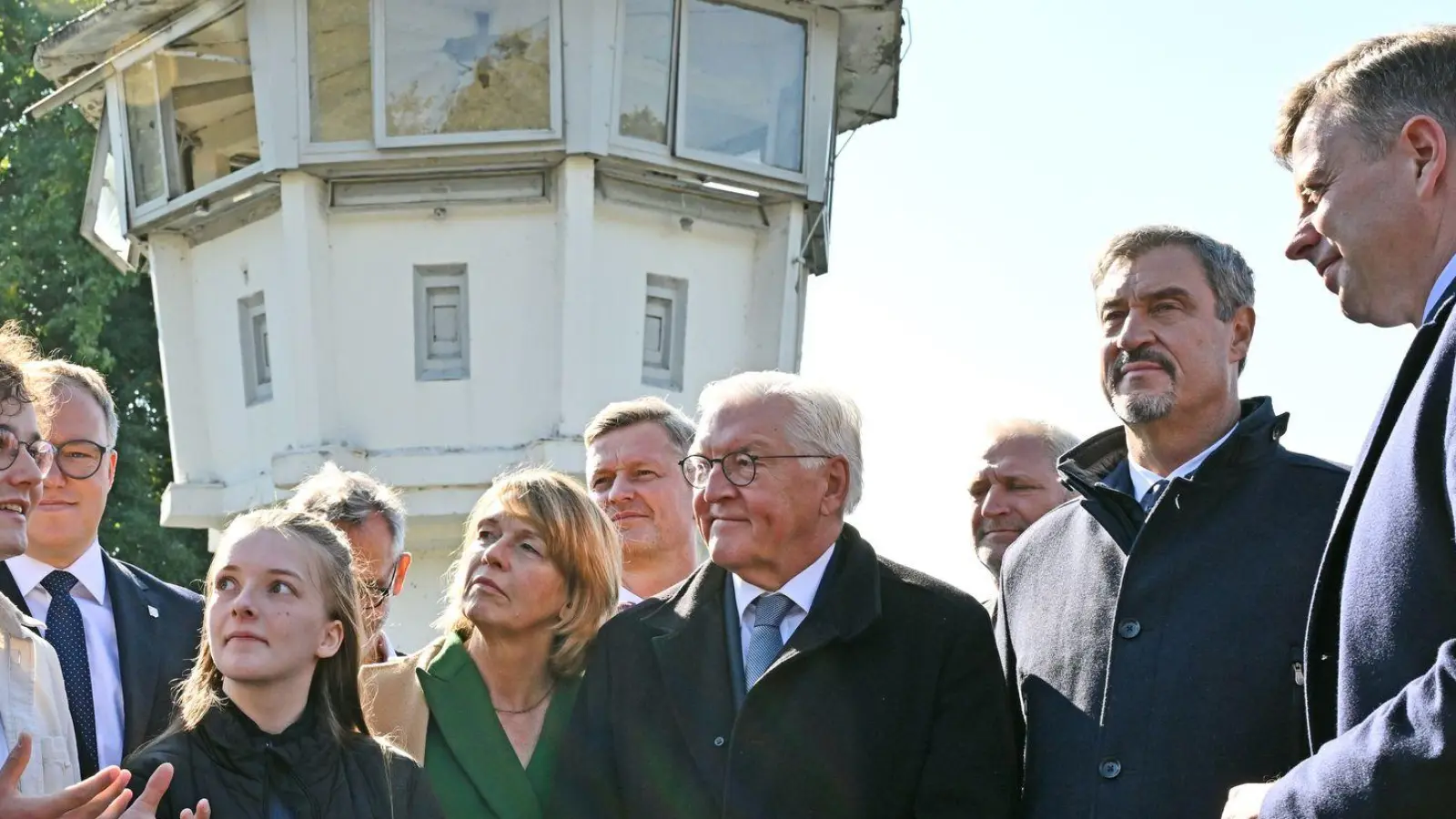 Am einstigen Grenzstreifen informiert sich der Bundespräsident (3. von rechts) über das Deutsch-Deutsche Museum Mödlareuth. (Foto: Martin Schutt/dpa)