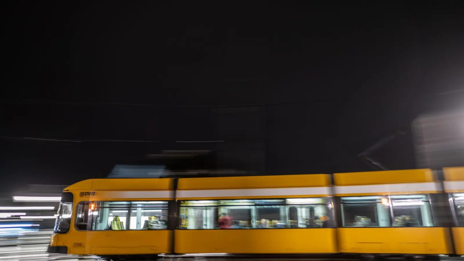 Im Fall der Messerattacke in einer Dresdner Straßenbahn befindet sich einer der beiden Tatverdächtigen in Untersuchungshaft (Symbolbild)  (Foto: Robert Michael/dpa)