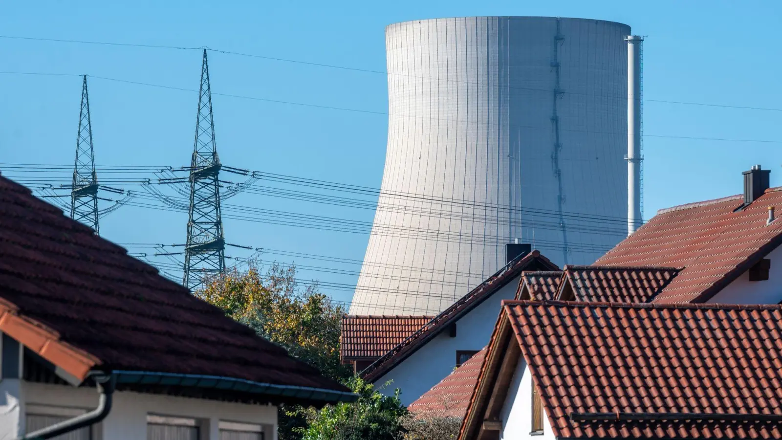Blick auf den Kühlturm des Kernkraftwerks Isar 2. (Foto: Armin Weigel/dpa/Archivbild)