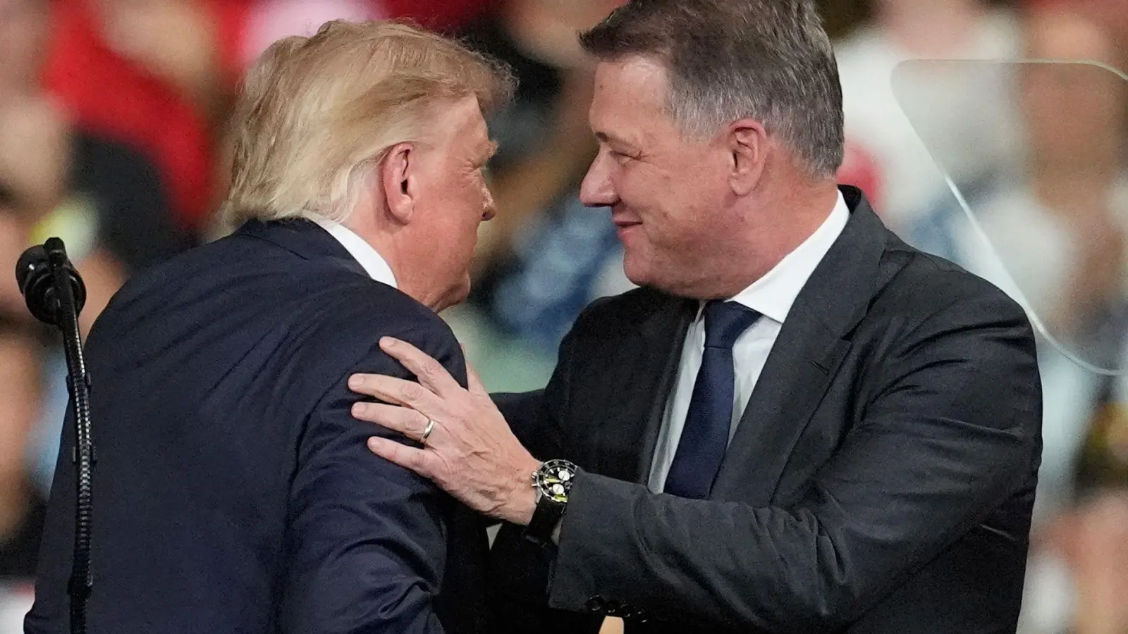 Trump und Audi-Chef Döllner bei der Wahlkampfveranstaltung. (Archivbild) (Foto: Mike Stewart/AP/dpa)